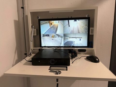 Coffret mural ouvert : enregistreur posé sur la tablette et écran de contrôle