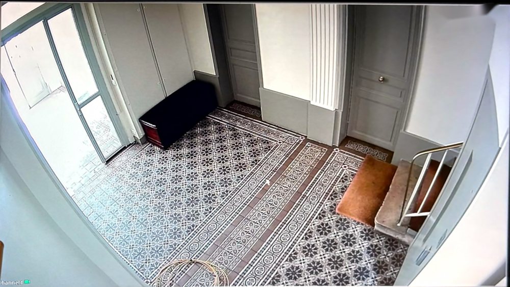 Vue d’une caméra sur le hall carrelé d’un immeuble ancien