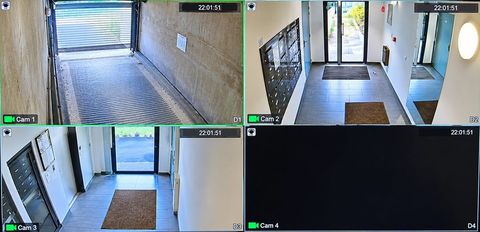 Écran de contrôle affichant une rampe de parking et deux halls d’entrée