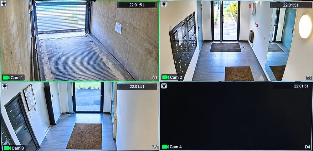 Écran de contrôle affichant une rampe de parking et deux halls d’entrée