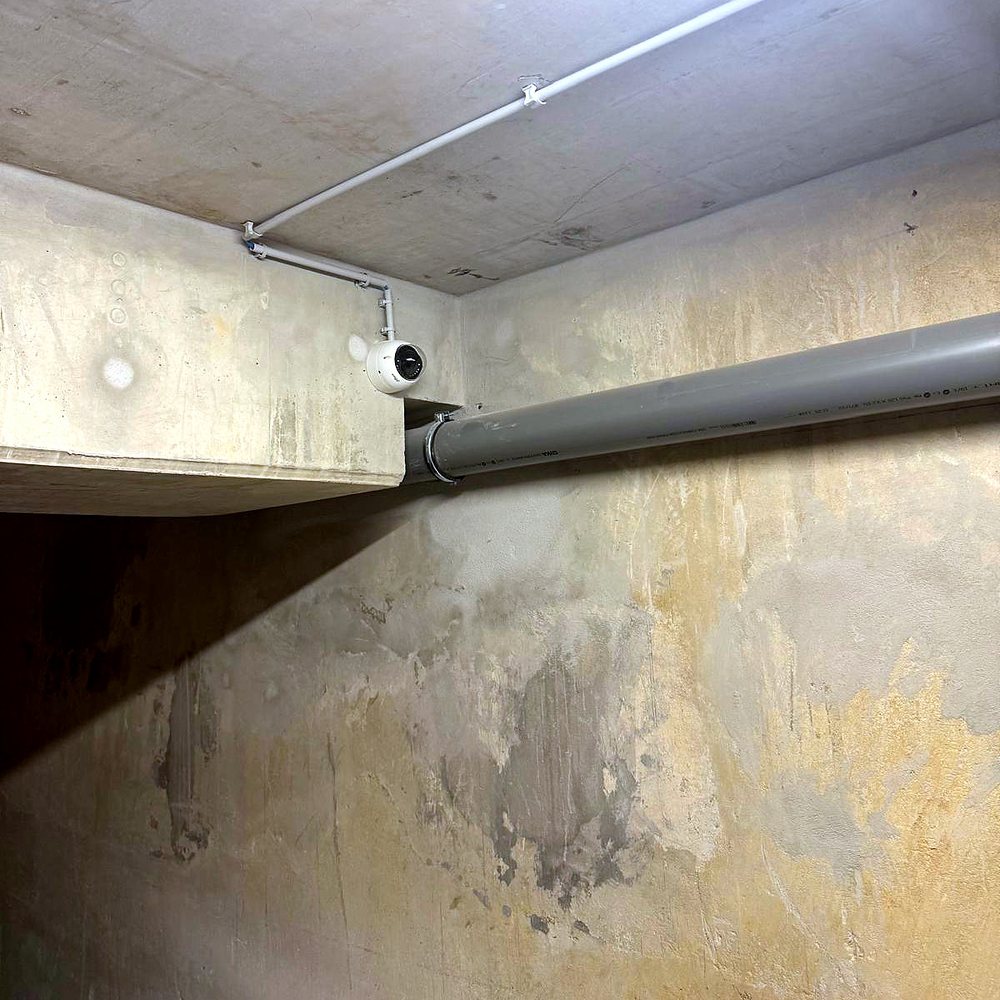 Caméra dôme en sous-sol, alimentée par un tube fixé au plafond